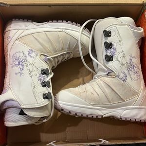 Snowboard boots